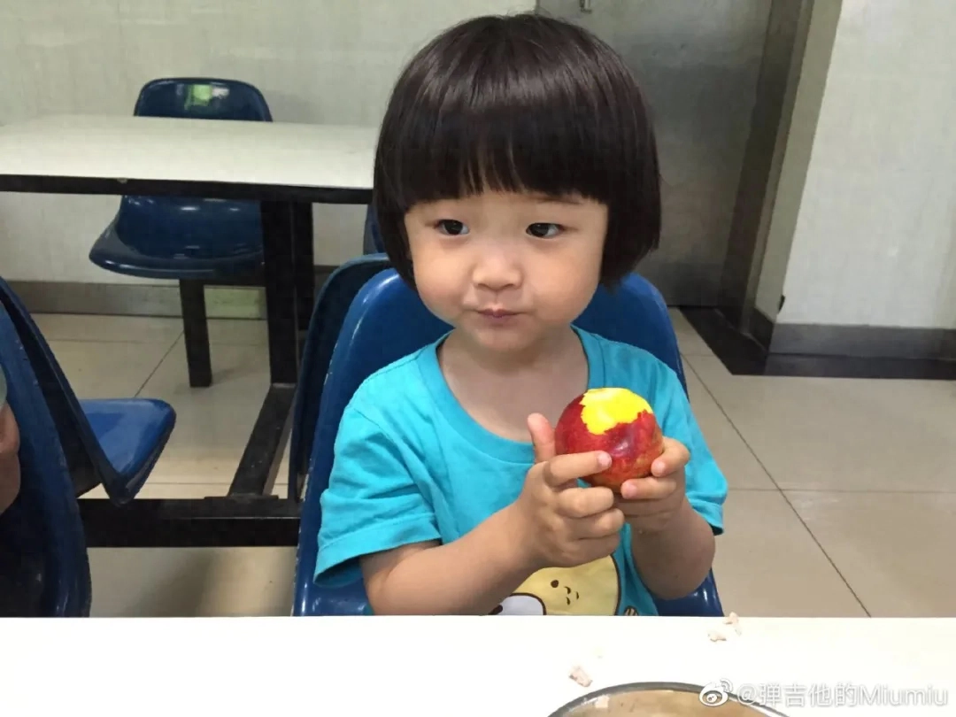 小手拉大手尤克里里教学视频_尤克里里手大怎么按和弦_尤克里里新手入门手指怎么放