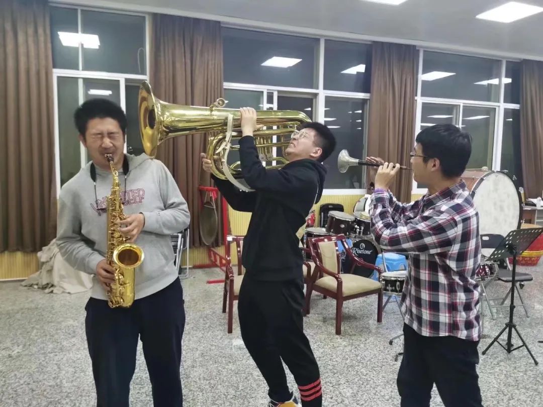 圆号好学还是萨克斯好学_萨克斯圆号合奏歌曲谱子_圆号小号长号萨克斯的区别