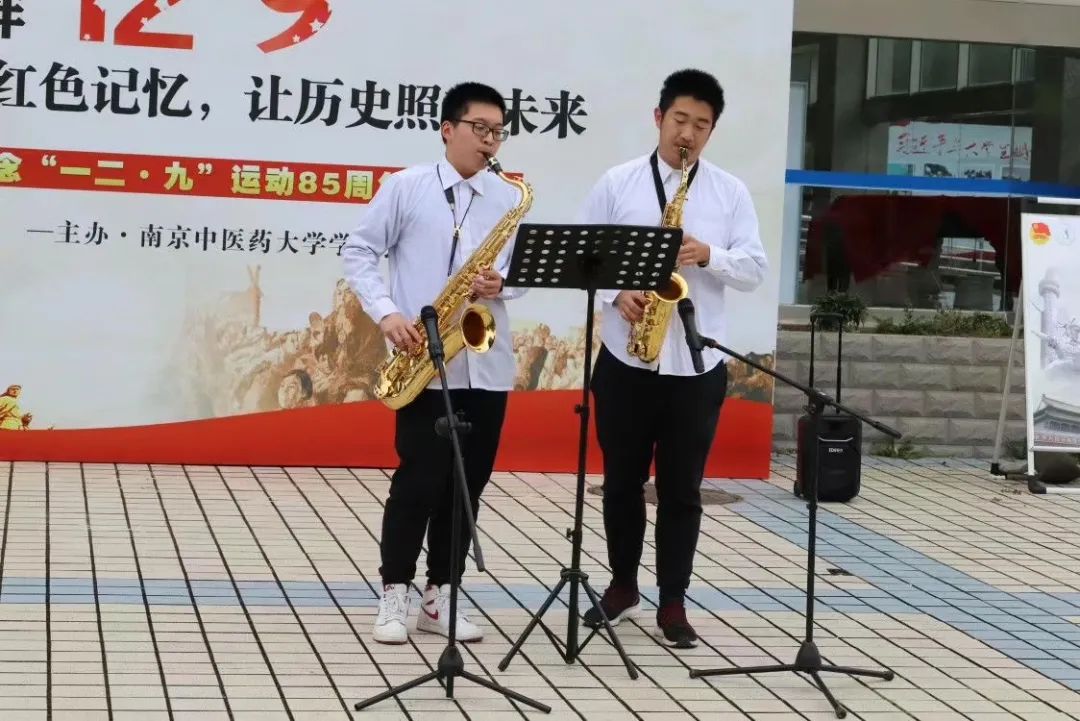 萨克斯圆号合奏歌曲谱子_圆号好学还是萨克斯好学_圆号小号长号萨克斯的区别