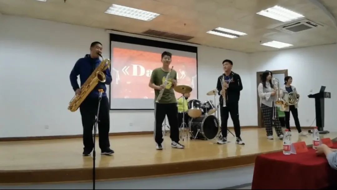 圆号好学还是萨克斯好学_萨克斯圆号合奏歌曲谱子_圆号小号长号萨克斯的区别