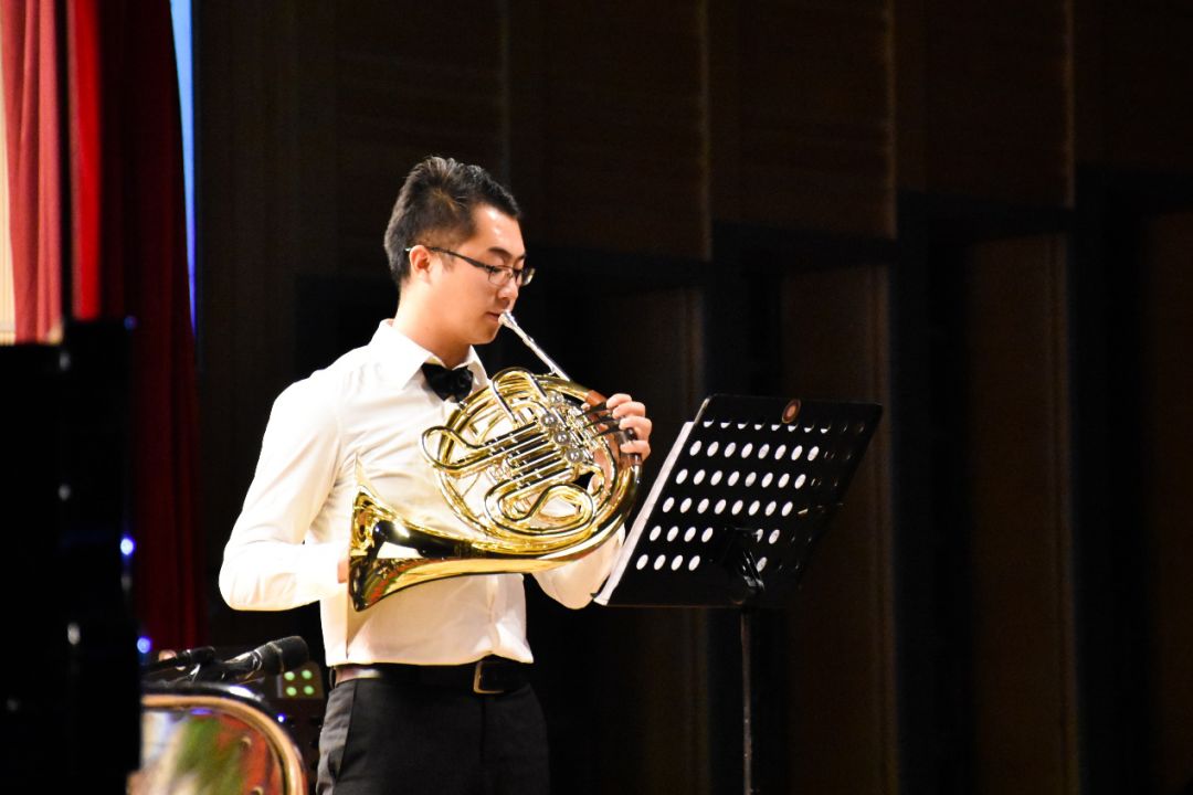 圆号好学还是萨克斯好学_圆号和萨克斯哪个好听_萨克斯圆号合奏歌曲谱子