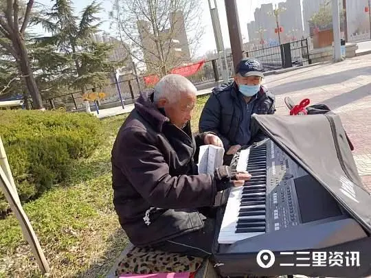 七旬老人爱音乐孙儿参军前送电子琴，他风雨无阻天天到公园弹奏