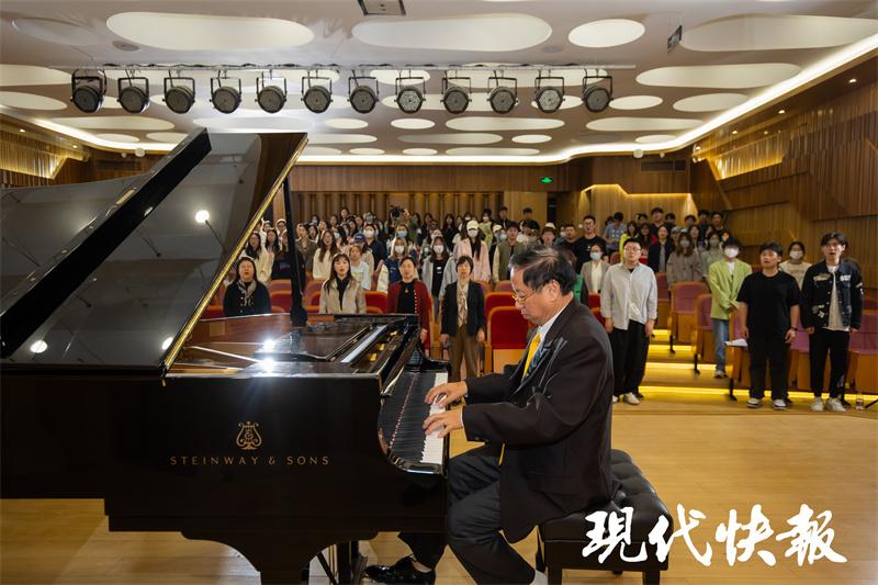 怎么编即兴中国钢琴曲_中国钢琴组曲_钢琴即兴演奏在中国的发展