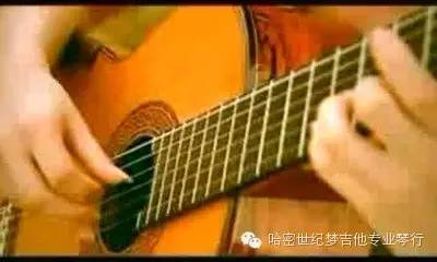 吉他只用弹曲右手怎么弹_只用右手弹的吉他曲_吉他只用弹曲右手可以弹吗