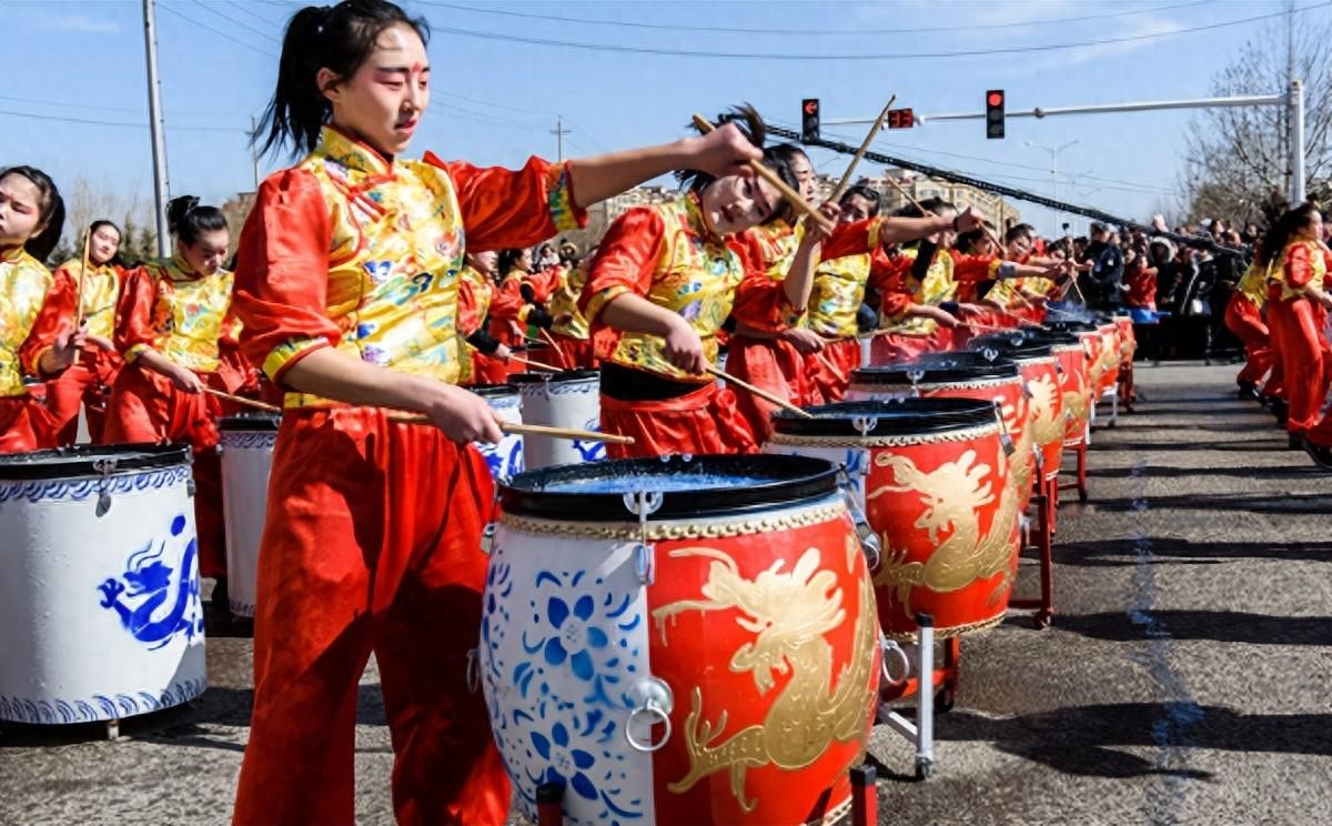 钢琴曲《花鼓》演奏技巧影响音乐形象吗？其不同民歌怎样融合？