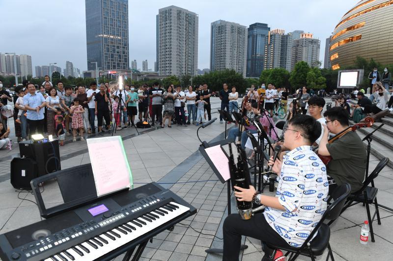 8名高校音乐才子在郑州如意湖旁公益演出 心声：就想趁着暑假弘扬一下民乐