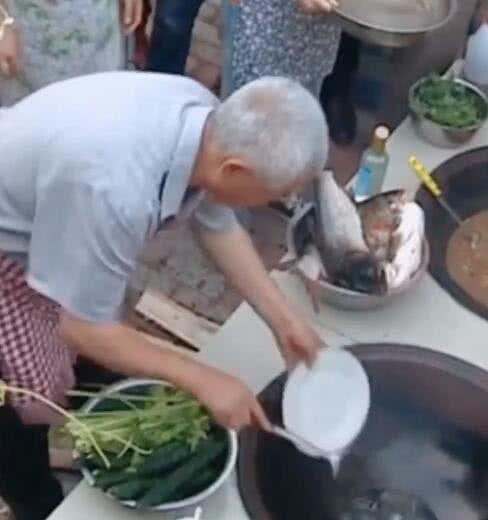 62岁赵本山隐匿后近照曝光，烧火做饭动作娴熟，头发花白不敢认