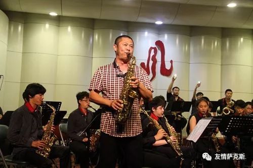 雨中旋律萨克斯视频_萨克斯雨中曲谱_萨克斯曲在雨中