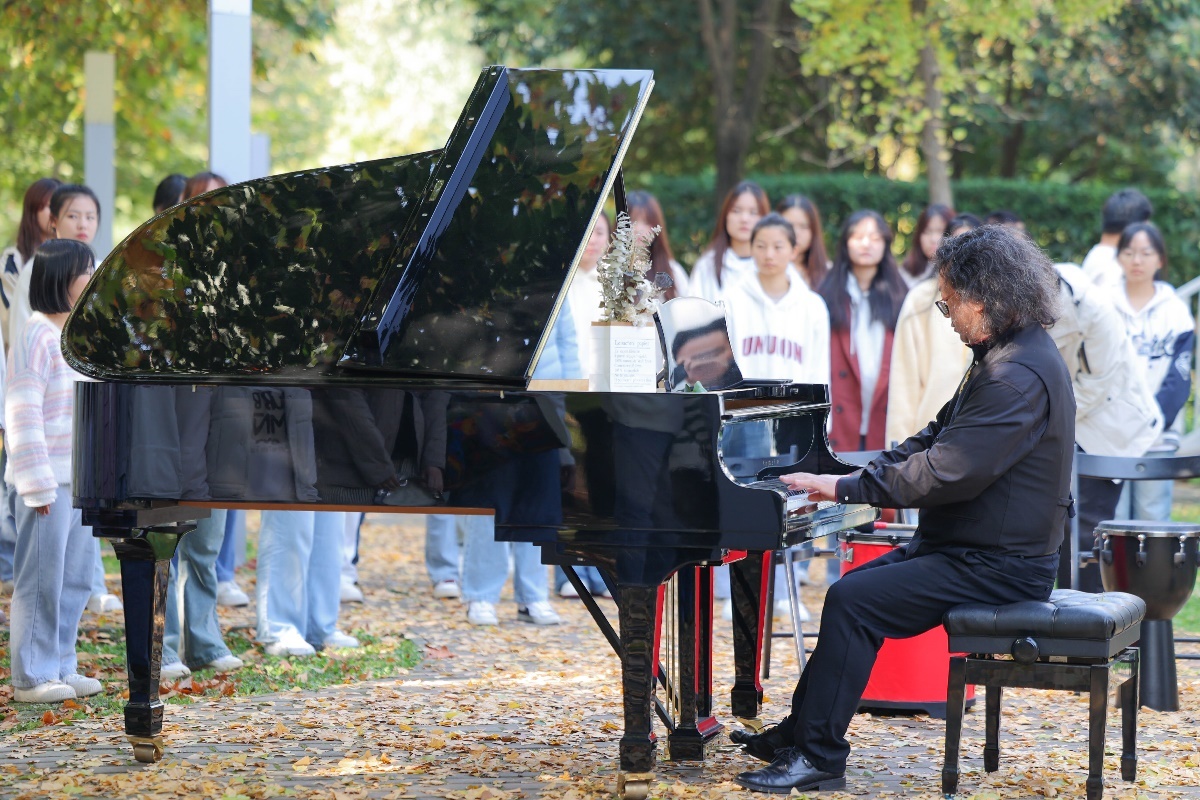 一天连上两次热搜！这场为学生举办的草坪音乐节 8年“圈粉”无数