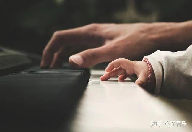 钢琴颤音怎么弹_钢琴弹颤音不均匀都么破_钢琴弹颤音的技巧手