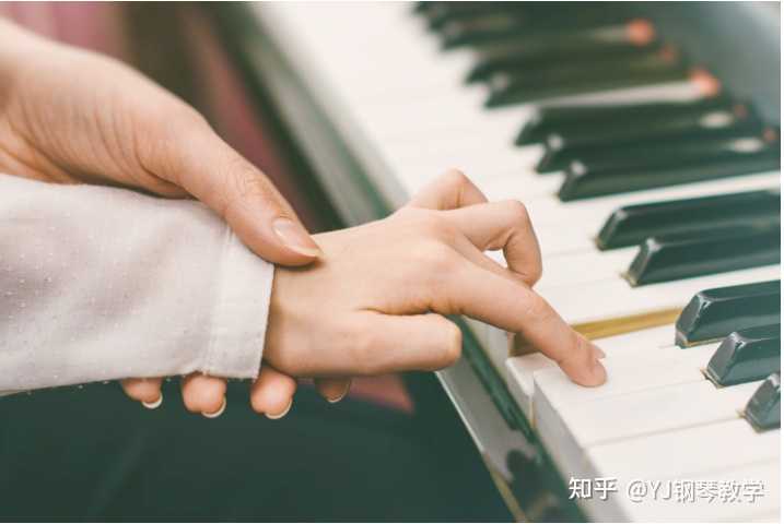 伴奏钢琴曲_伴奏钢琴曲谱_钢琴怎么弹伴奏