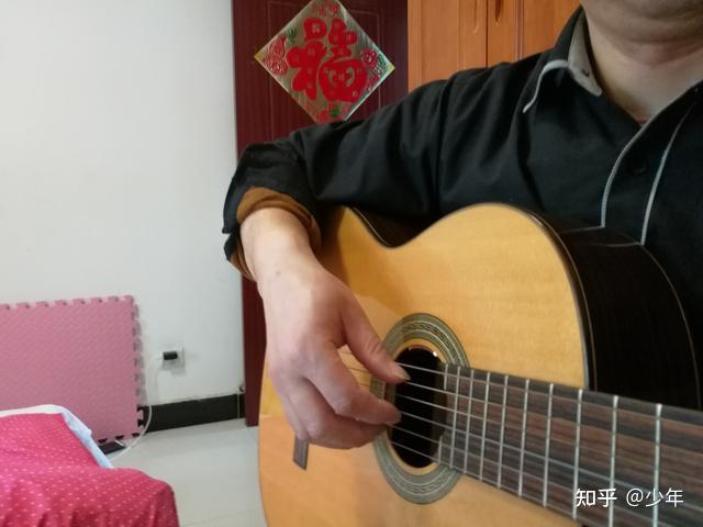 吉他只用弹曲右手怎么弹_只用右手弹的吉他曲_吉他有没有只用右手弹的曲子